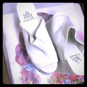 Yru size 7 white platform open toe shoes